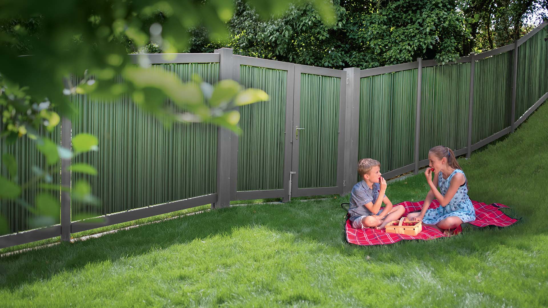 LIMES Vertikalzaun, Rahmen Schiefergrau, Paneel Lorbeer gewellt