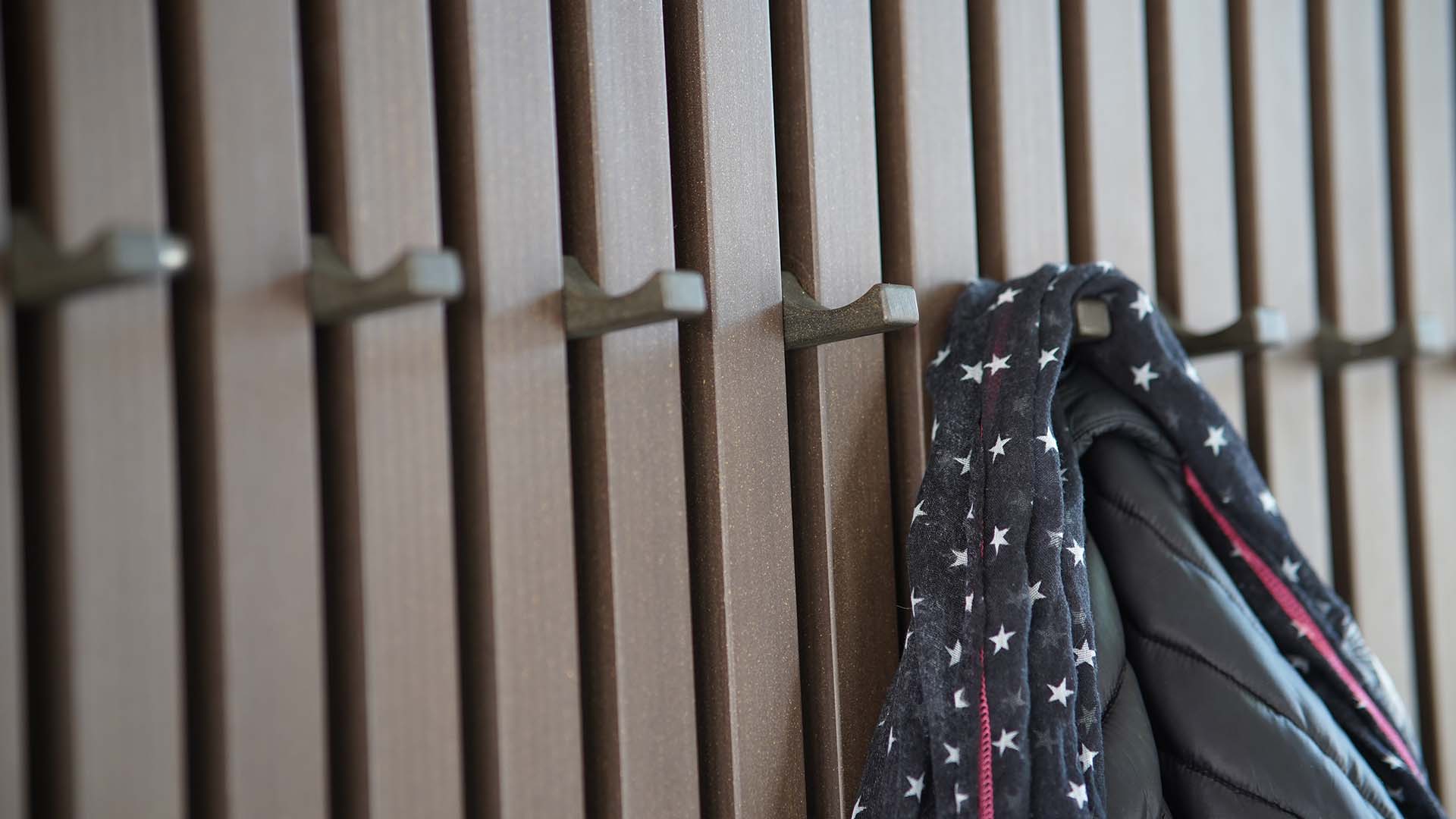 individueller Kleiderständer aus Konstruktionsbohle